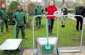 Freuen Sich über Die Neuen Pfandstationen Für Schubkarren Auf Den Friedhöfen (v.l.): Timon Meister, Mamadou Bah Und Jörg Herbstmann Vom Friedhofsteam, Thomas Rudde (Bürgerstiftung), Claudia Hisker (Stadt Gescher) Und Wilhelm Brefeld (Bürgerstiftung). Foto: Jürgen Schroer