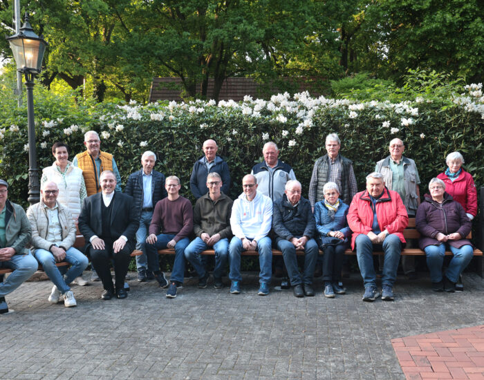 Das Bild Zeigt Die Teilnehmer Und Sponsoren (stehend V.l.) Mit Ingrid Schnieder, Martin Pollmann Und Wilhelm Brefeld (Vorstand Der Bürgerstiftung Gescher), Sitzend Ab 3. Von Links Pfarrer Hendrik Wenning Sowie Matthias Ening Und Daniel Brüning Von Der Bürgerwind GmbH Und Heiko Nienhaus (Sparkasse Westmünsterland). Foto: Kortbus
