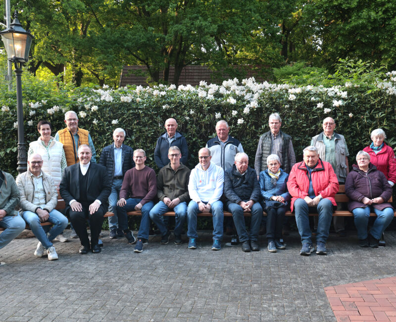 Das Bild Zeigt Die Teilnehmer Und Sponsoren (stehend V.l.) Mit Ingrid Schnieder, Martin Pollmann Und Wilhelm Brefeld (Vorstand Der Bürgerstiftung Gescher), Sitzend Ab 3. Von Links Pfarrer Hendrik Wenning Sowie Matthias Ening Und Daniel Brüning Von Der Bürgerwind GmbH Und Heiko Nienhaus (Sparkasse Westmünsterland). Foto: Kortbus