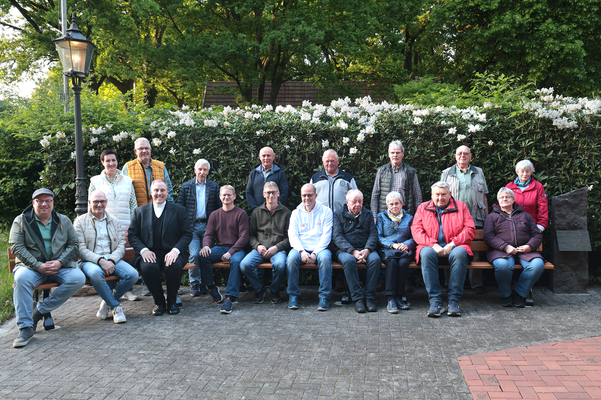 Das Bild zeigt die Teilnehmer und Sponsoren (stehend v.l.) mit Ingrid Schnieder, Martin Pollmann und Wilhelm Brefeld (Vorstand der Bürgerstiftung Gescher), sitzend ab 3. von links Pfarrer Hendrik Wenning sowie Matthias Ening und Daniel Brüning von der Bürgerwind GmbH und Heiko Nienhaus (Sparkasse Westmünsterland). Foto: Kortbus