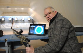 Martin Pollmann Testet Die Lichtgewehranlage Der Sportschützen Hochmoor Selbst. Foto: Thorsten Schleking