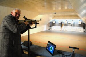 Martin Pollmann testet das neue Lichtgewehr der Sportschützen in Hochmoor selbst