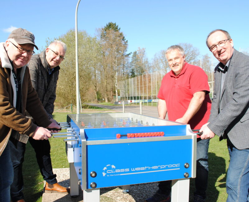 Bürgerstiftung Gescher übergibt Neuen Outdoor Kicker Dem SuS Hochmoor