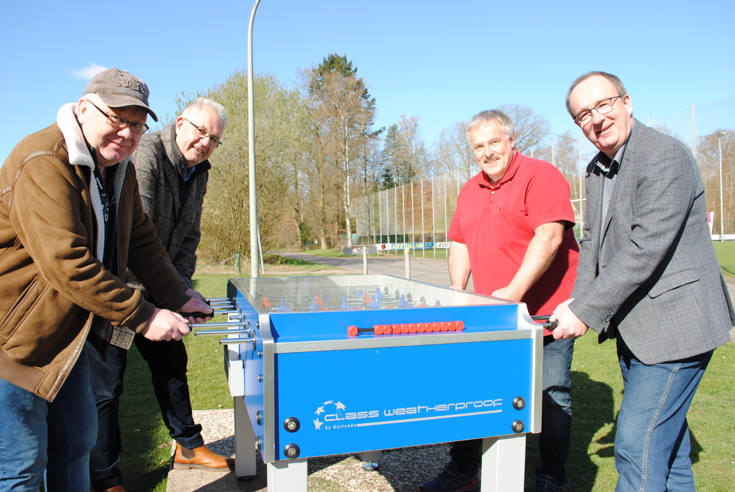 Bürgerstiftung Gescher übergibt neuen Outdoor Kicker dem SuS Hochmoor