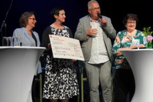 Bürgermeisterin Kortüm überreicht einen SCheck von 500 € and die Bürgerstiftung Gescher