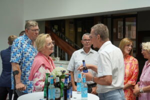 Bürgerstiftung und Gäste im Foyer des Konzertsaals Gescher