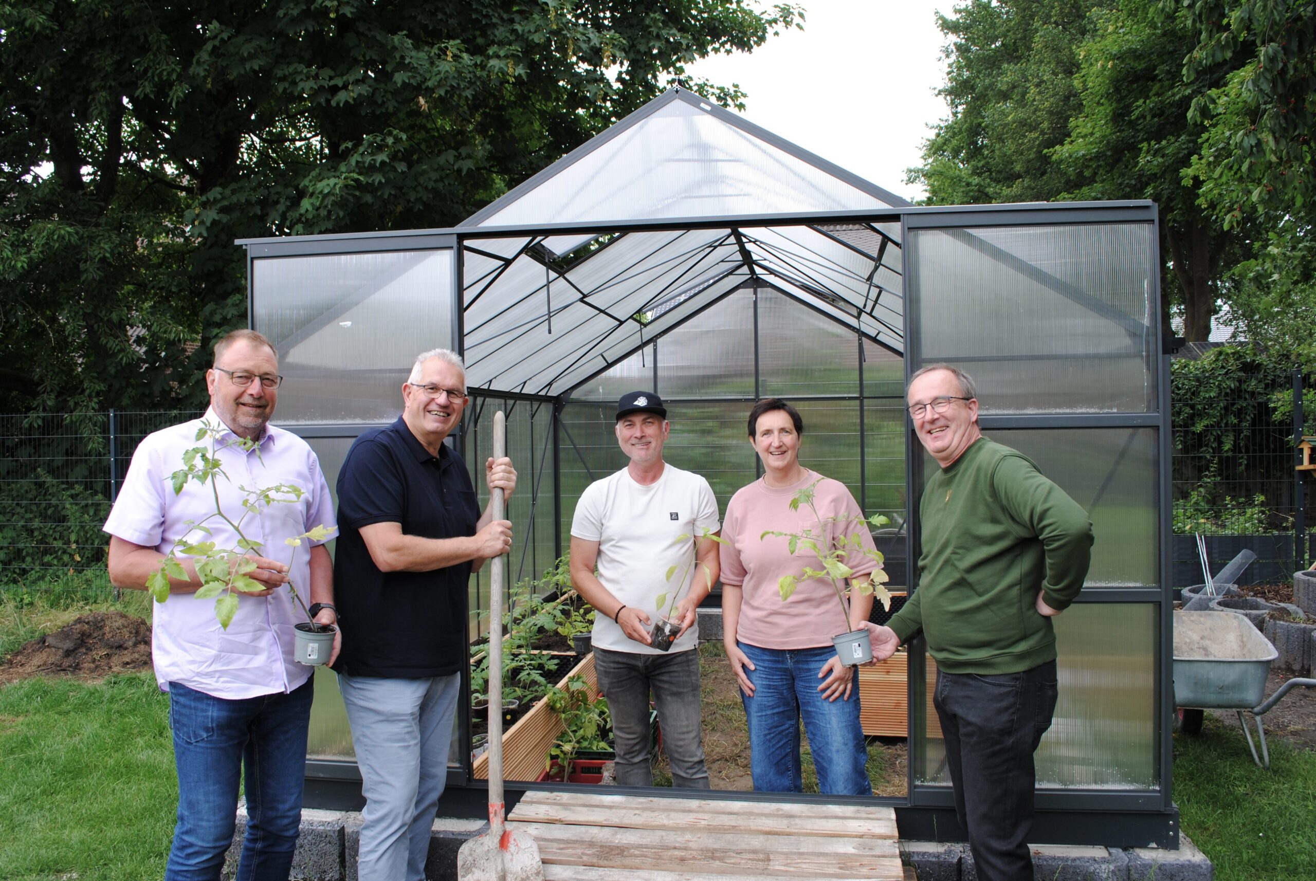 Bürgerstiftung sponsort neues Gewächshaus fürs Juca in Hochmoor