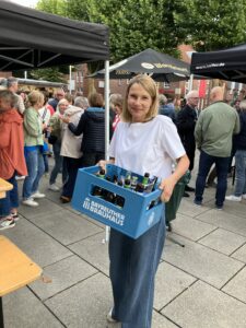 Julian Brüning sammelt leere Flaschen auf dem Feierabendmarkt in Gescher