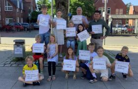 Aufkleber mit auffälligen Sprüchen haben die „FairChecker“ des GSV Hand in Hand jetzt in der gesamten Stadt auf Mülleimer geklebt. Die Schüler wollen damit für mehr Aufmerksamkeit sorgen.