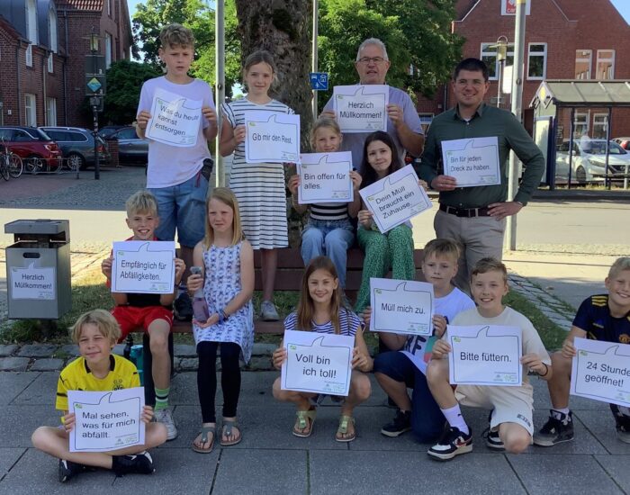 Aufkleber mit auffälligen Sprüchen haben die „FairChecker“ des GSV Hand in Hand jetzt in der gesamten Stadt auf Mülleimer geklebt. Die Schüler wollen damit für mehr Aufmerksamkeit sorgen.