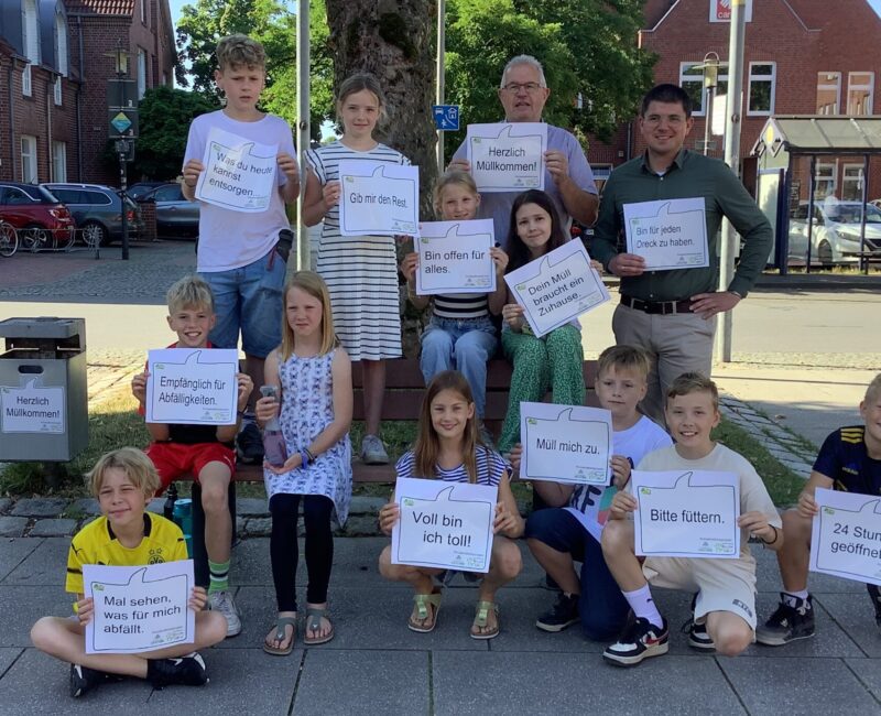 Aufkleber mit auffälligen Sprüchen haben die „FairChecker“ des GSV Hand in Hand jetzt in der gesamten Stadt auf Mülleimer geklebt. Die Schüler wollen damit für mehr Aufmerksamkeit sorgen.