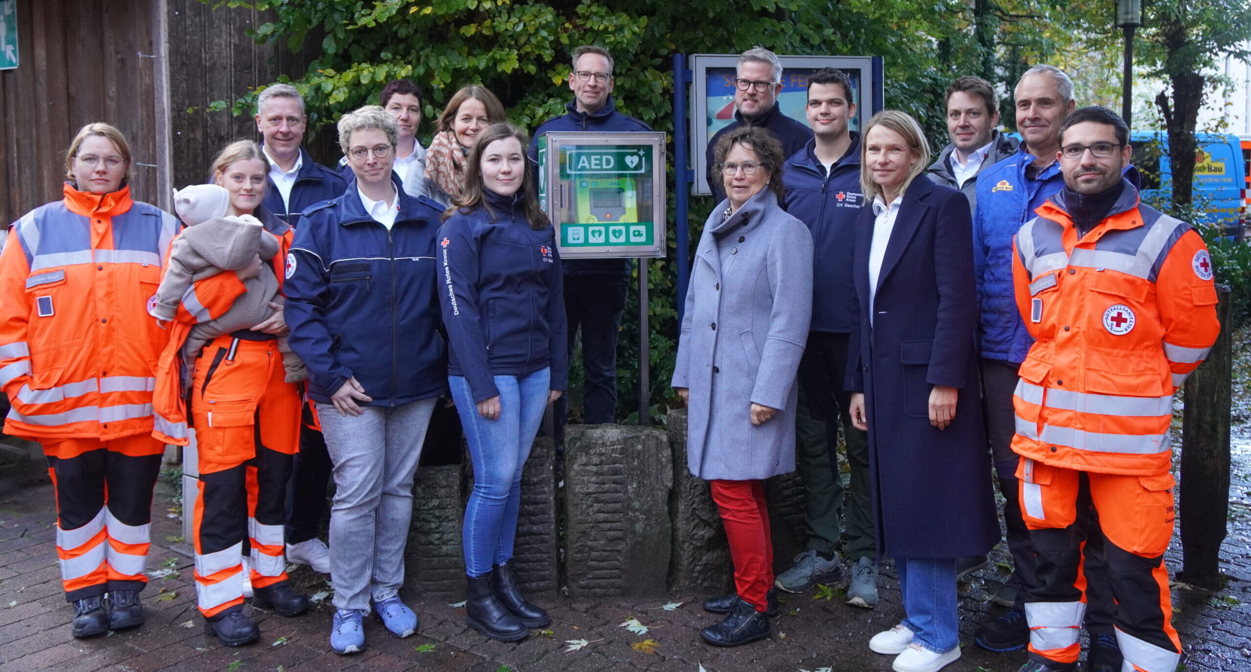 Feierliche Einweihung von drei Defis durch den DRK-Ortsverein Gescher, zusammen mit der Stadt und weiteren Beteiligten
