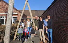 Neue Schaukel für das Schneckenhaus der Kindertagesstätte St. Ludgerus