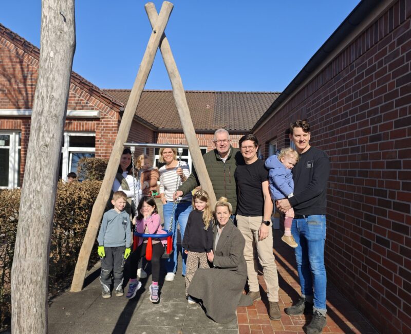 Neue Schaukel für das Schneckenhaus der Kindertagesstätte St. Ludgerus