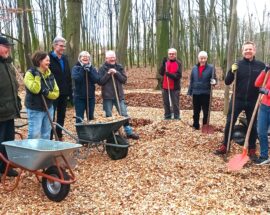 MItglieder aus der Projektgruppe, dem Helferteam und dem Vorstand bei der Arbeit im Niedrigseilgarten.