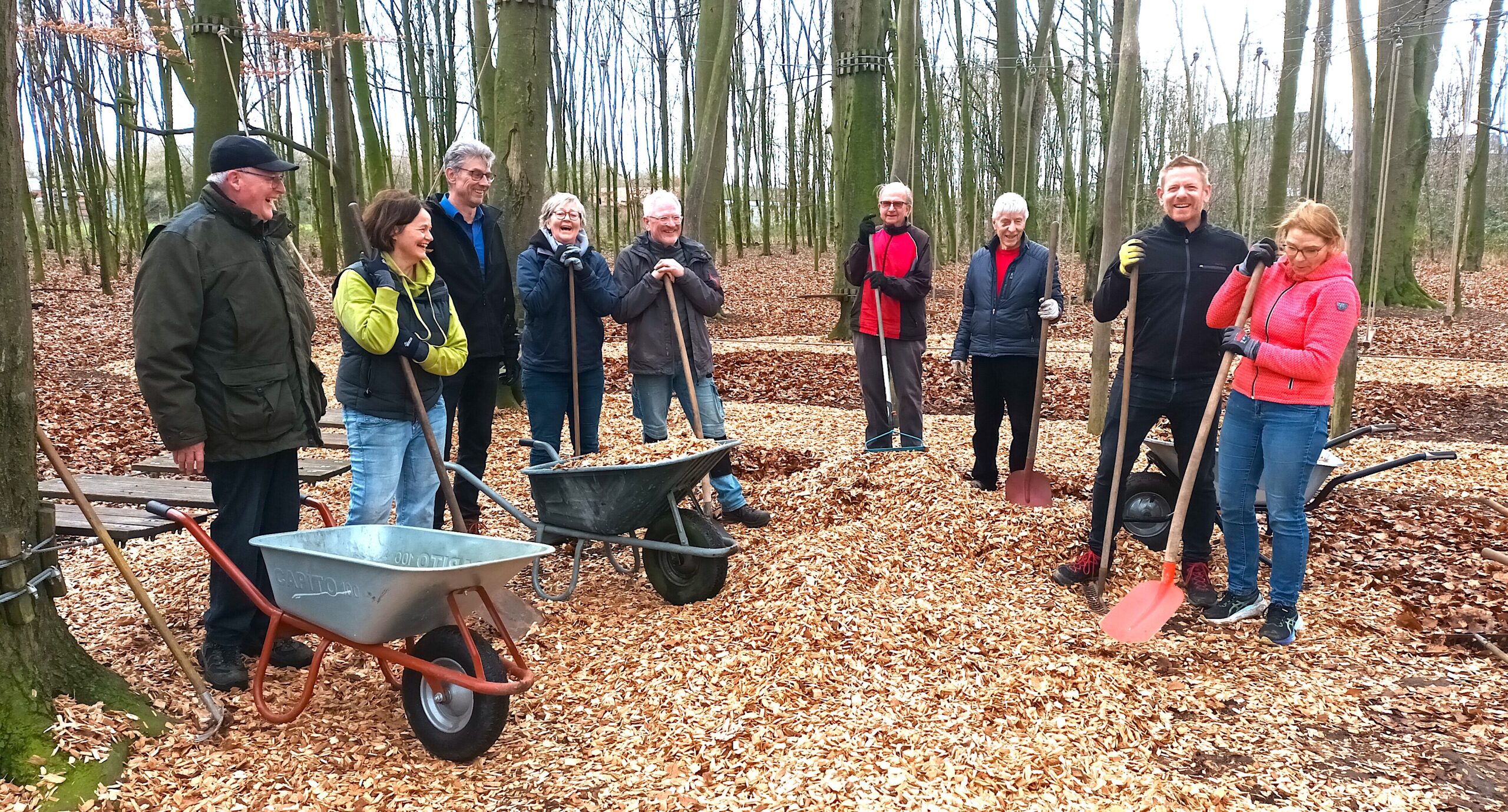 MItglieder aus der Projektgruppe, dem Helferteam und dem Vorstand bei der Arbeit im Niedrigseilgarten.