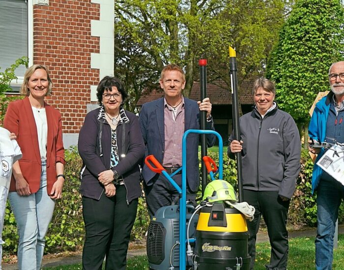 Imkerverein Gescher erhält Abwehr-ausrüstung gegen die Asiatische Hornisse