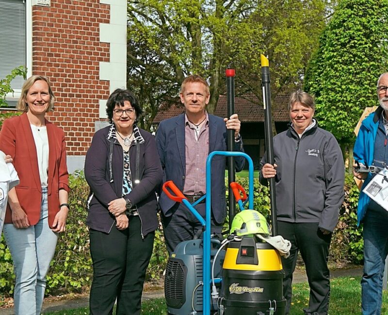Imkerverein Gescher erhält Abwehr-ausrüstung gegen die Asiatische Hornisse