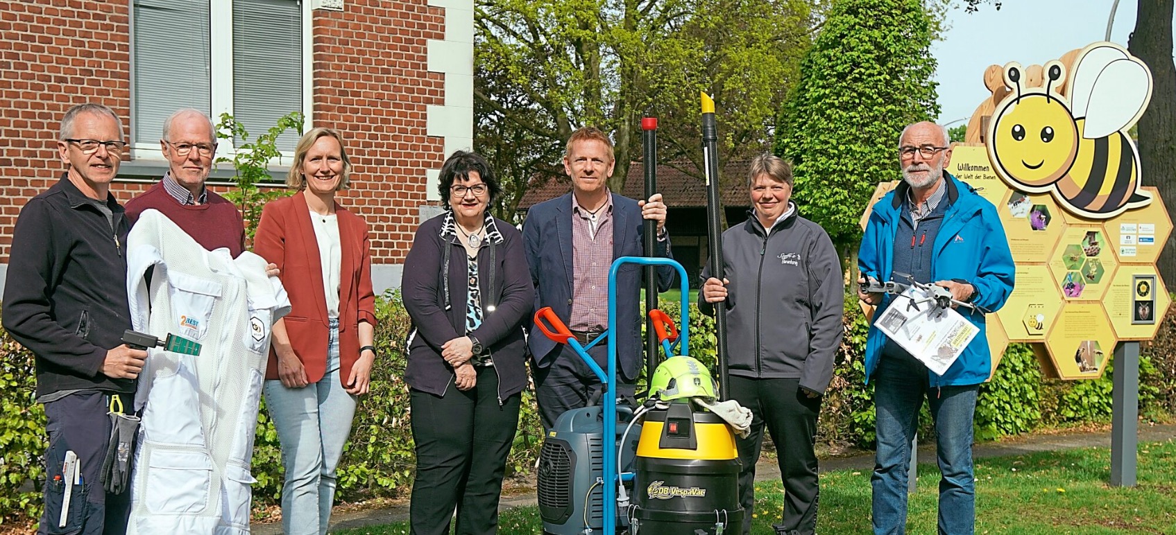 Imkerverein Gescher erhält Abwehr-ausrüstung gegen die Asiatische Hornisse